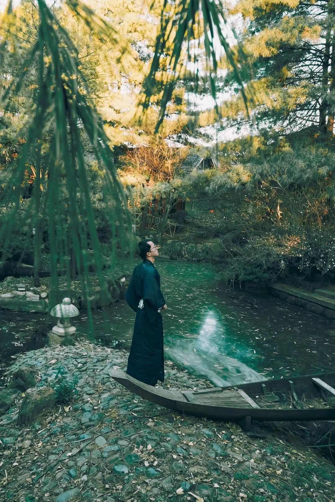 Disheng Chen 在日式庭园中